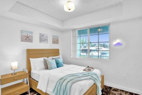 2B Villa On The Water, Luxurious & Games Galore! Near Beach & Airport